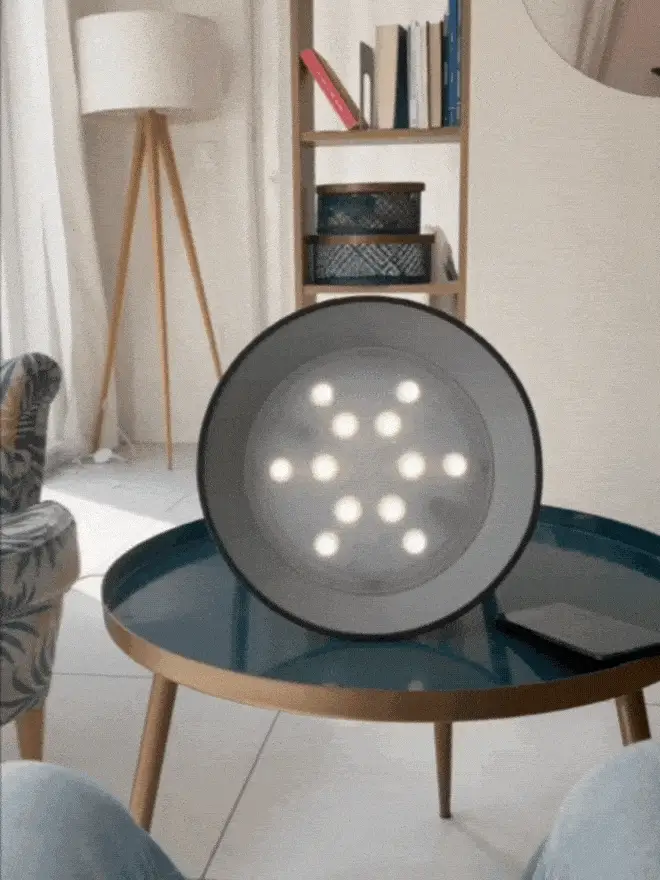 La Dream Machine allumée sur une table